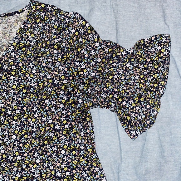 LOFT Floral Flutter Sleeve V-Neck Blouse Women’s Medium tops - Picture 4 of 9